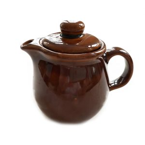 Kleine hübsche braun glasierte Teekanne aus DDR Zeiten ist ein Fundstück aus Auerbachs Keller.